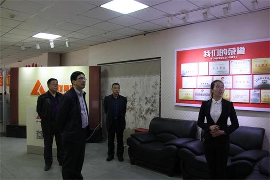 本溪市政府智慧辦領(lǐng)導(dǎo)考察“智慧稅務(wù)”項(xiàng)目.jpg 本溪市政府智慧辦領(lǐng)導(dǎo)考察“智慧稅務(wù)”項(xiàng)目.jpg