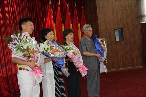 愛心企業聯盟的員工代表向走進崇高研究院領導致敬獻花.jpg 愛心企業聯盟的員工代表向走進崇高研究院領導致敬獻花.jpg