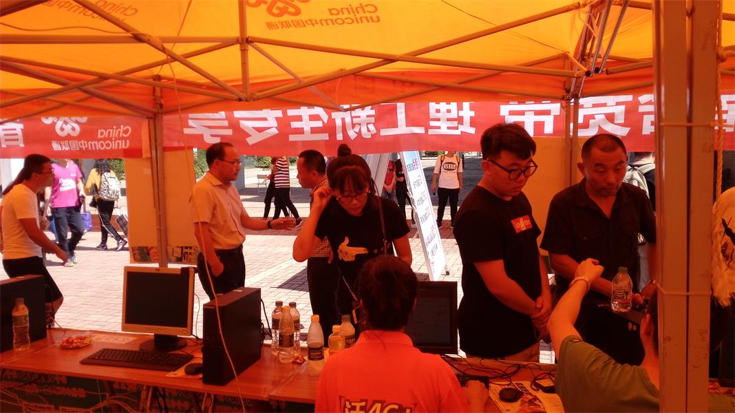 聯(lián)通集客領(lǐng)導(dǎo)王春翔老總現(xiàn)場指揮部署工作.jpg 聯(lián)通集客領(lǐng)導(dǎo)王春翔老總現(xiàn)場指揮部署工作.jpg