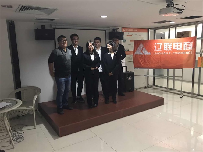 領導為第二名飛躍隊組員頒獎.jpg 領導為第二名飛躍隊組員頒獎.jpg