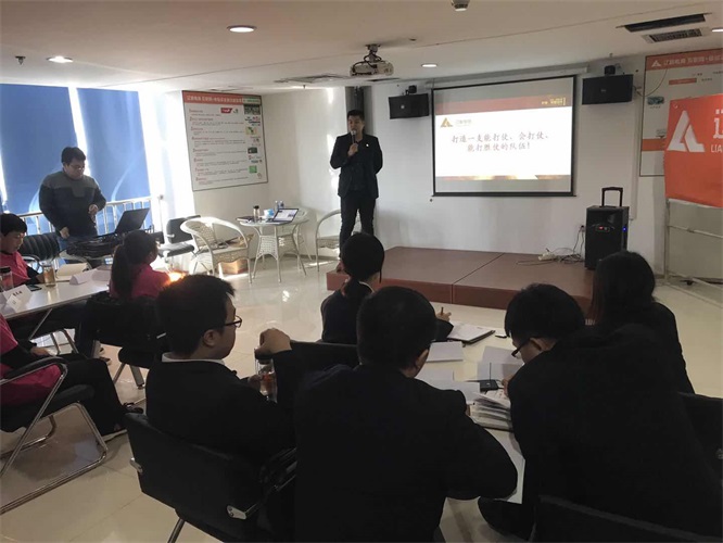 三位領導為員工授課z.jpg