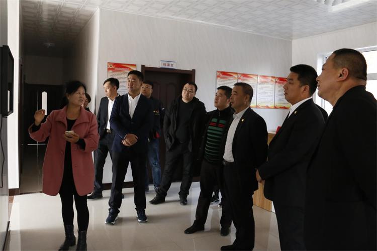 曹玉學(xué)董事長(zhǎng)實(shí)地調(diào)研智慧鄉(xiāng)村項(xiàng)目.jpg 曹玉學(xué)董事長(zhǎng)實(shí)地調(diào)研智慧鄉(xiāng)村項(xiàng)目.jpg