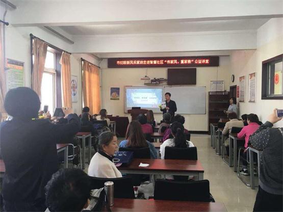 張程為居民介紹智慧社區(qū)功能及服務(wù).jpg 張程為居民介紹智慧社區(qū)功能及服務(wù).jpg