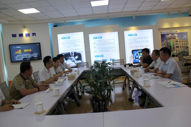 王平局長(zhǎng)一行聽取集團(tuán)各個(gè)項(xiàng)目介紹.jpg 王平局長(zhǎng)一行聽取集團(tuán)各個(gè)項(xiàng)目介紹.jpg