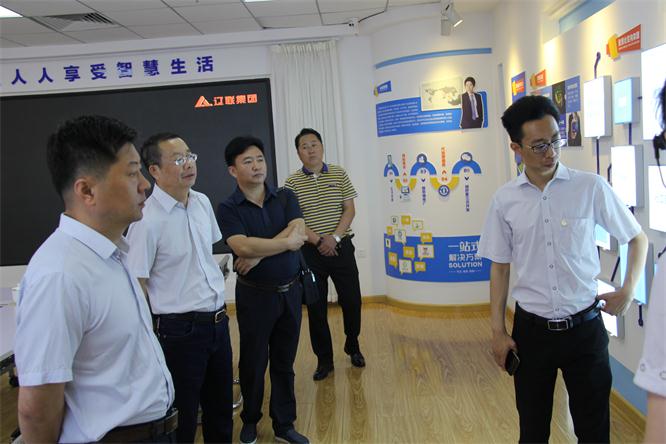 王平局長(zhǎng)一行對(duì)財(cái)源大數(shù)據(jù)項(xiàng)目進(jìn)行了解.jpg 王平局長(zhǎng)一行對(duì)財(cái)源大數(shù)據(jù)項(xiàng)目進(jìn)行了解.jpg