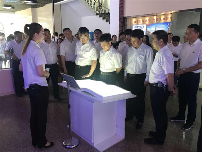 各位領導在體驗虛擬翻書.jpg 各位領導在體驗虛擬翻書.jpg