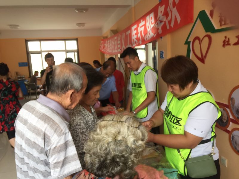 舊衣捐贈現(xiàn)場.jpg 舊衣捐贈現(xiàn)場.jpg