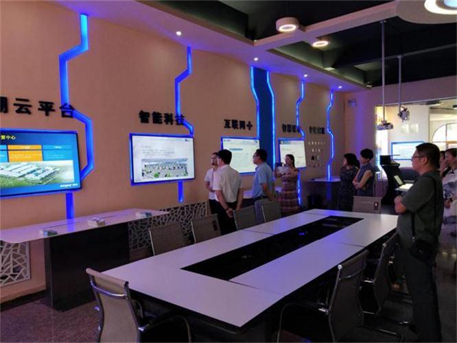 領(lǐng)導(dǎo)了解入駐企業(yè)項(xiàng)目情況.jpg 領(lǐng)導(dǎo)了解入駐企業(yè)項(xiàng)目情況.jpg