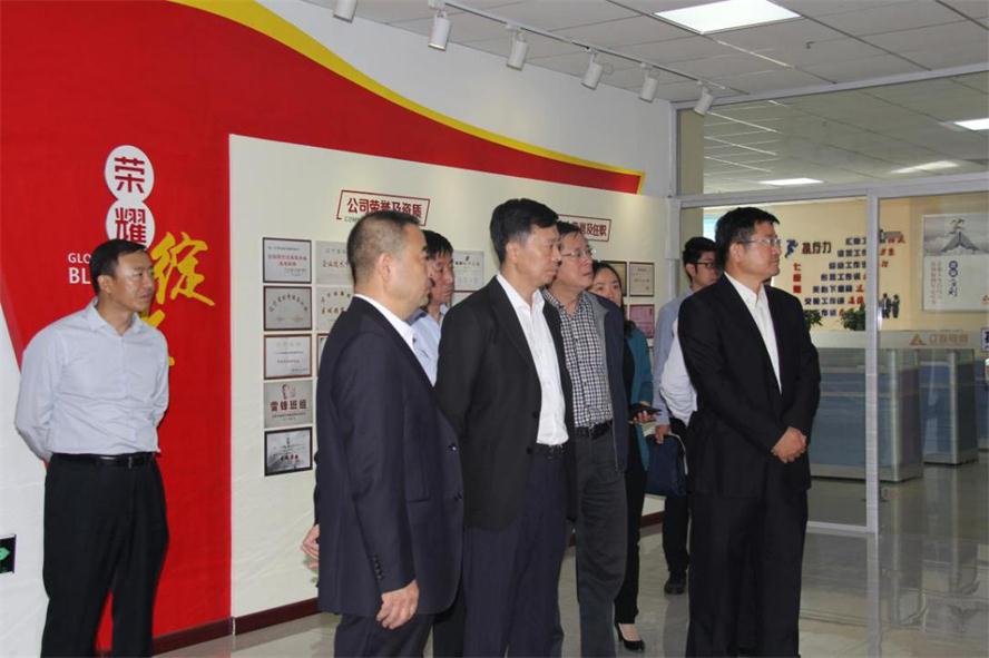 市長王一兵蒞臨遼聯(lián)電商調(diào)研指導(dǎo).jpg 市長王一兵蒞臨遼聯(lián)電商調(diào)研指導(dǎo).jpg