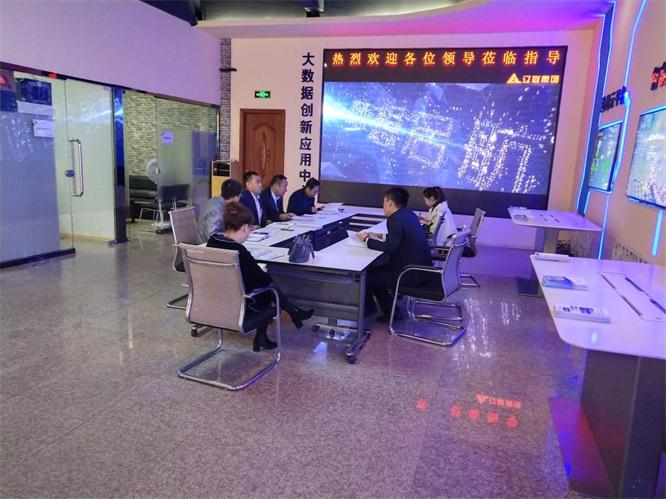 領導查看申報材料.jpg 領導查看申報材料.jpg