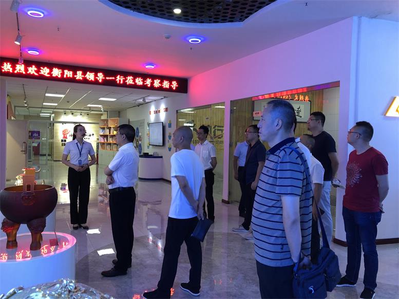 常務副縣長王蘇龍一行聽取集團各個項目介紹.jpg 常務副縣長王蘇龍一行聽取集團各個項目介紹.jpg