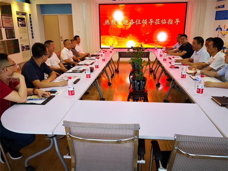 常務副縣長王蘇龍一行對財源大數據項目進行詳細了解.jpg 常務副縣長王蘇龍一行對財源大數據項目進行詳細了解.jpg