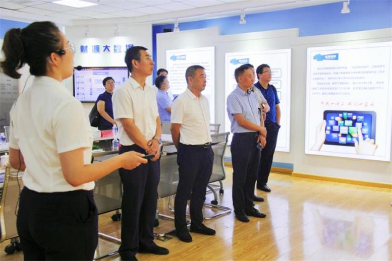 遼寧省工信廳副廳長丁廣軍蒞臨遼聯集團調研指導3.jpg 遼寧省工信廳副廳長丁廣軍蒞臨遼聯集團調研指導3.jpg