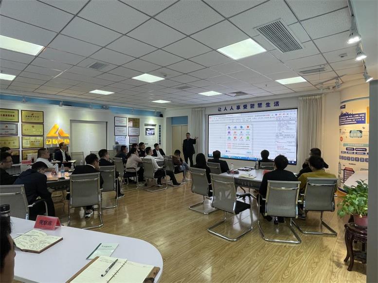 董事長做開課講話.jpg 董事長做開課講話.jpg