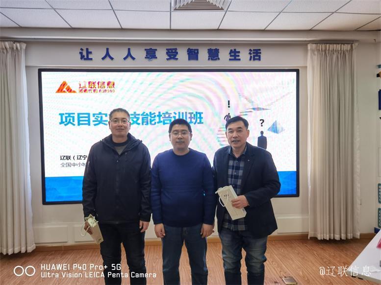 講師侯振興為第四名頒獎.jpg 講師侯振興為第四名頒獎.jpg